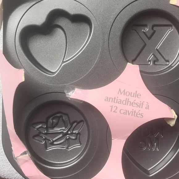 Wilton Valentines Day Pan 12 Cavity Cookies New torn packaging - Picture 5 of 6